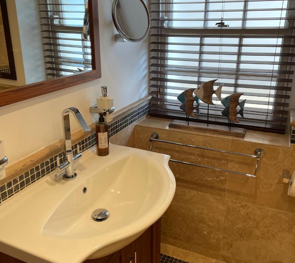 Stunning 2-Bed-2Bath Apt In Whitby With Parking Apartment Ngoại thất bức ảnh