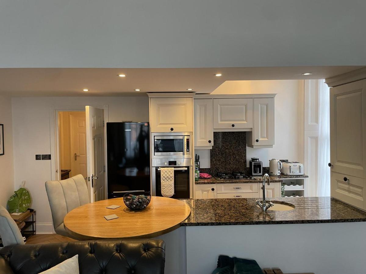 Stunning 2-Bed-2Bath Apt In Whitby With Parking Apartment Ngoại thất bức ảnh